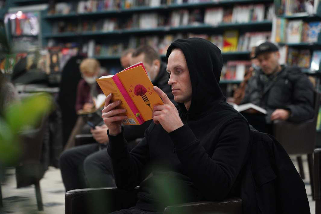мужчина читает книгу