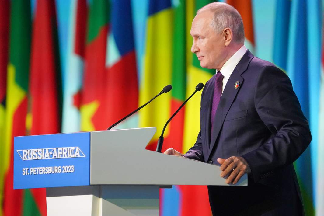 Президент РФ Владимир Путин во время заявлений для СМИ в рамках второго саммита Россия – Африка на территории конгрессно-выставочного центра "Экспофорум"