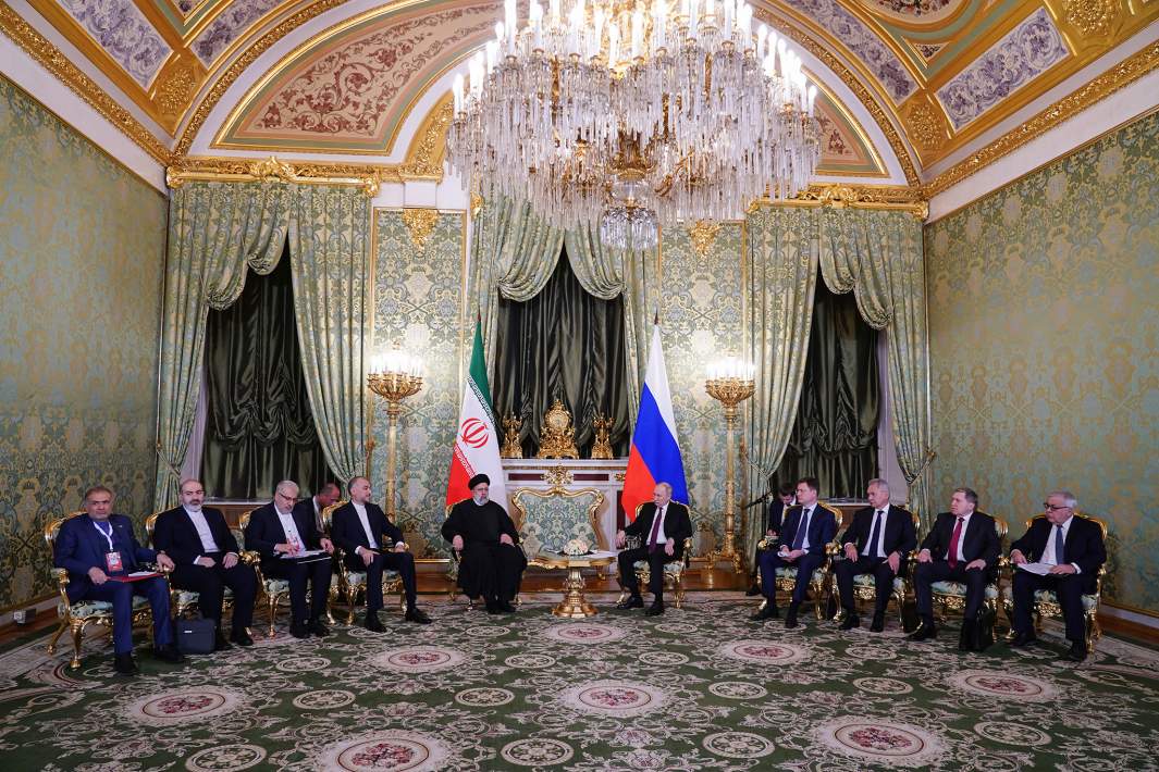 Президент РФ Владимир Путин и президент Ирана Эбрахим Раиси во время встречи в Кремл