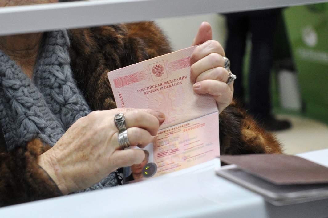 Пожилая женщина с паспортом РФ