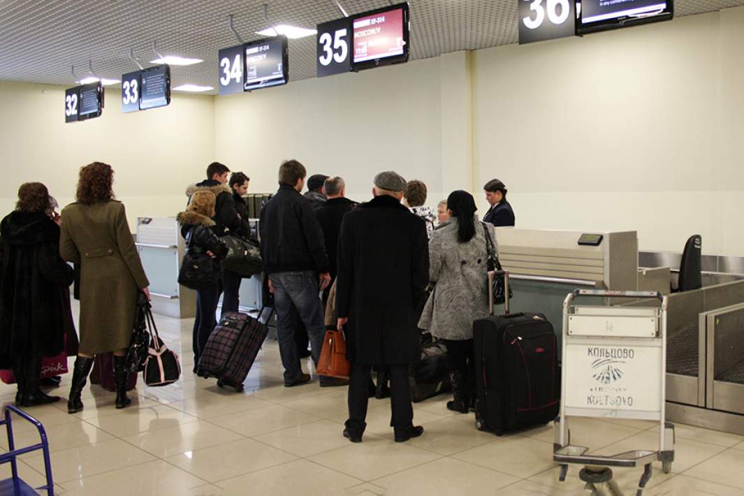 Пассажиры проходят регистрацию в аэропорту