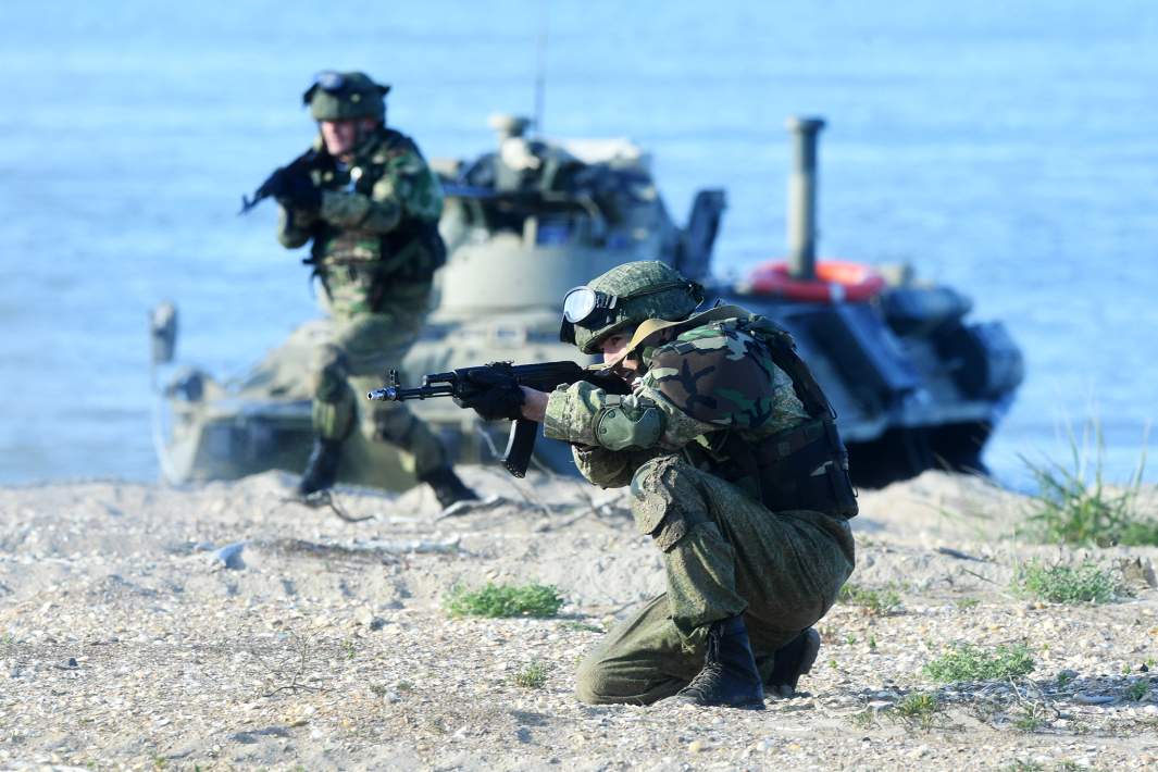 Военнослужащие во время учений подразделений морской пехоты по удержанию участка морского побережья при поддержке армейской авиации на полигоне «Скорпион» в Дагестане. 2019 год