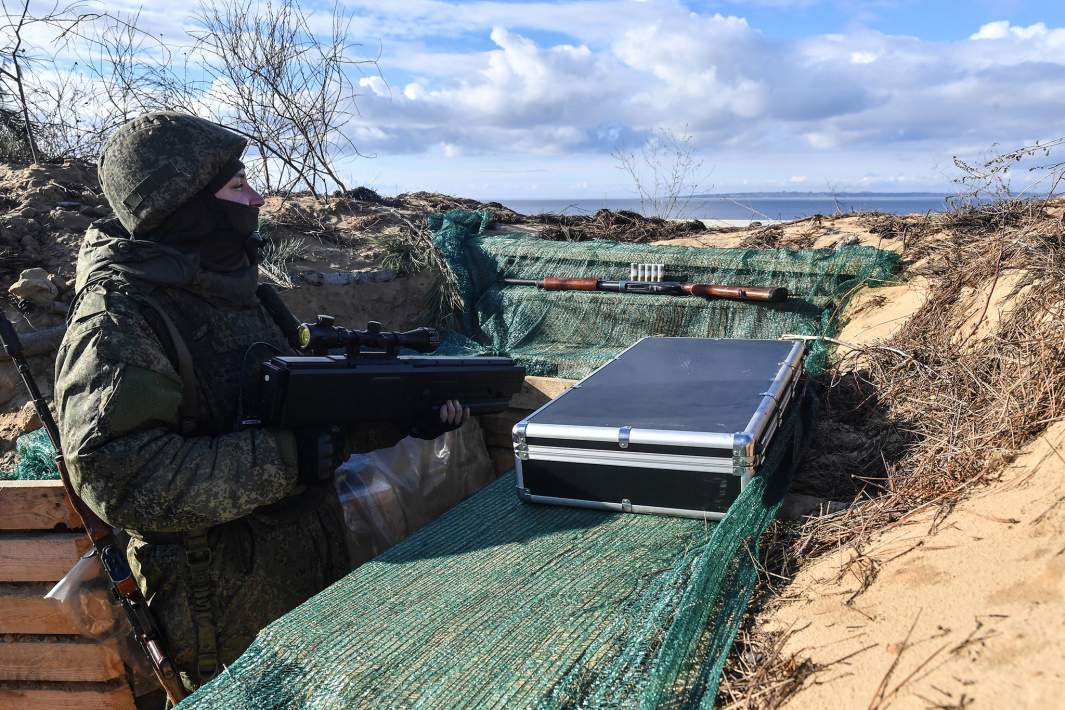 Военнослужащий ВС РФ с противодроновым ружьем на позиции в южном секторе СВО