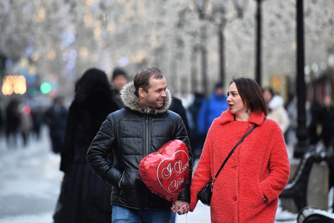 Две девушки пикаперши снимают на улице парня