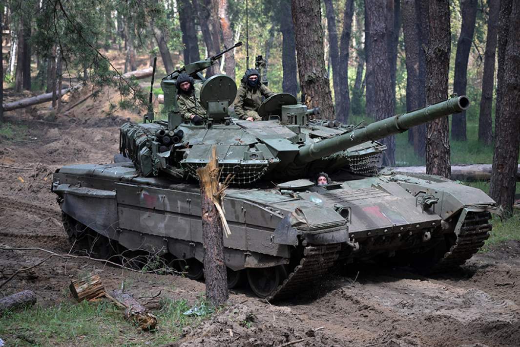 Танк Т-90М «Прорыв» возвращается к месту базирования после выполнения боевой задачи на Краснолиманском направлении в ЛНР