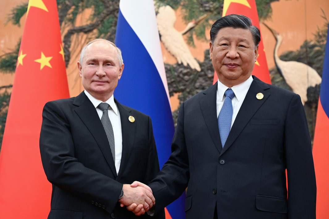 Президент РФ Владимир Путин и председатель КНР Си Цзиньпин во время встречи в Пекине