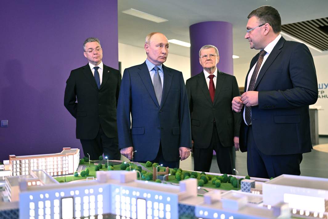 Президент РФ Владимир Путин во время осмотра выставки на территории образовательного центра «Машук» в Пятигорске