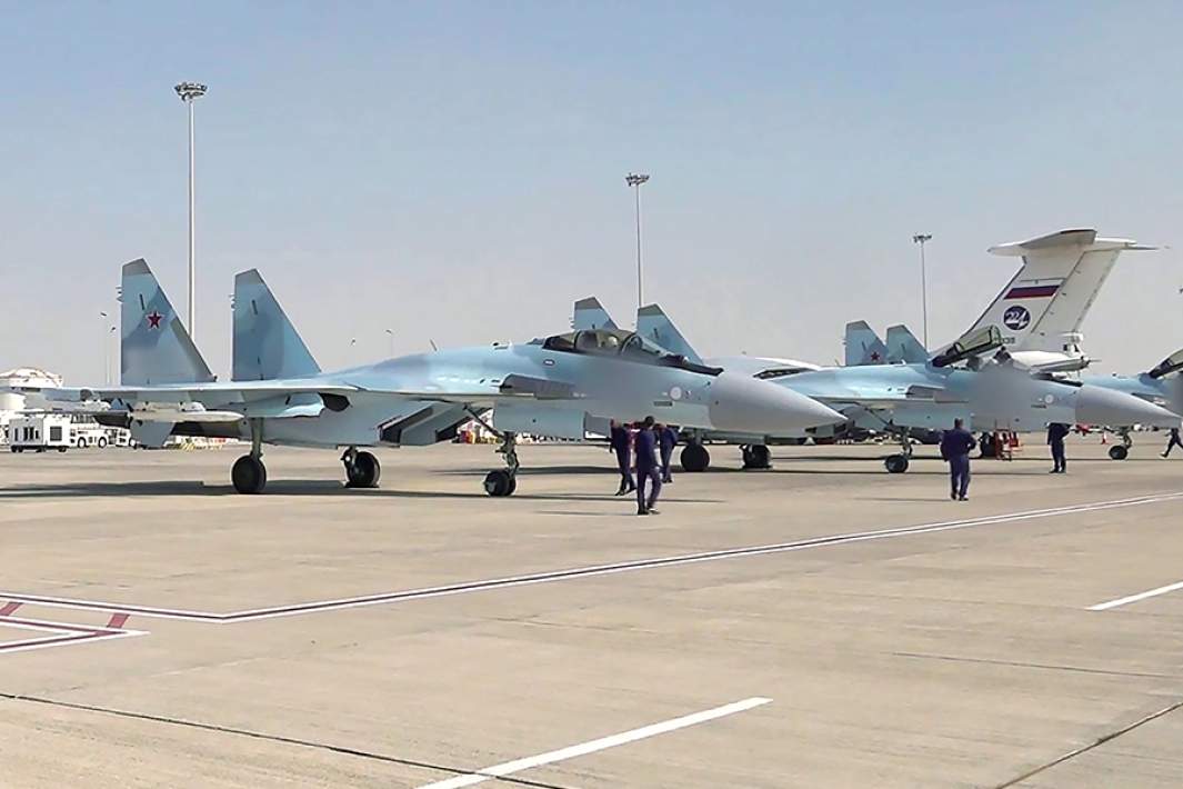 Многоцелевые истребители Су-35С, сопровождавшие самолет с президентом Российской Федерации Владимиром Путиным, на аэродроме в Абу-Даби