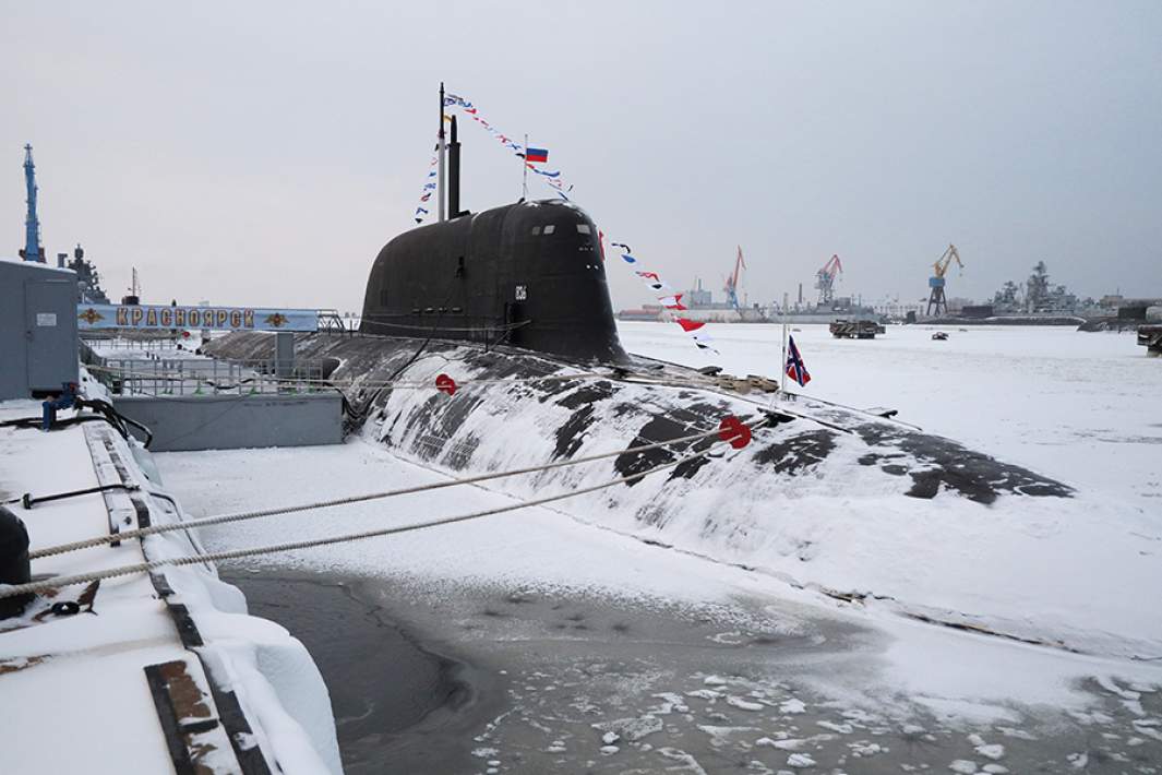 Атомный подводный крейсер «Красноярск» во время торжественной церемонии подъема военно-морского флага на АО «ПО «Севмаш» в Северодвинске