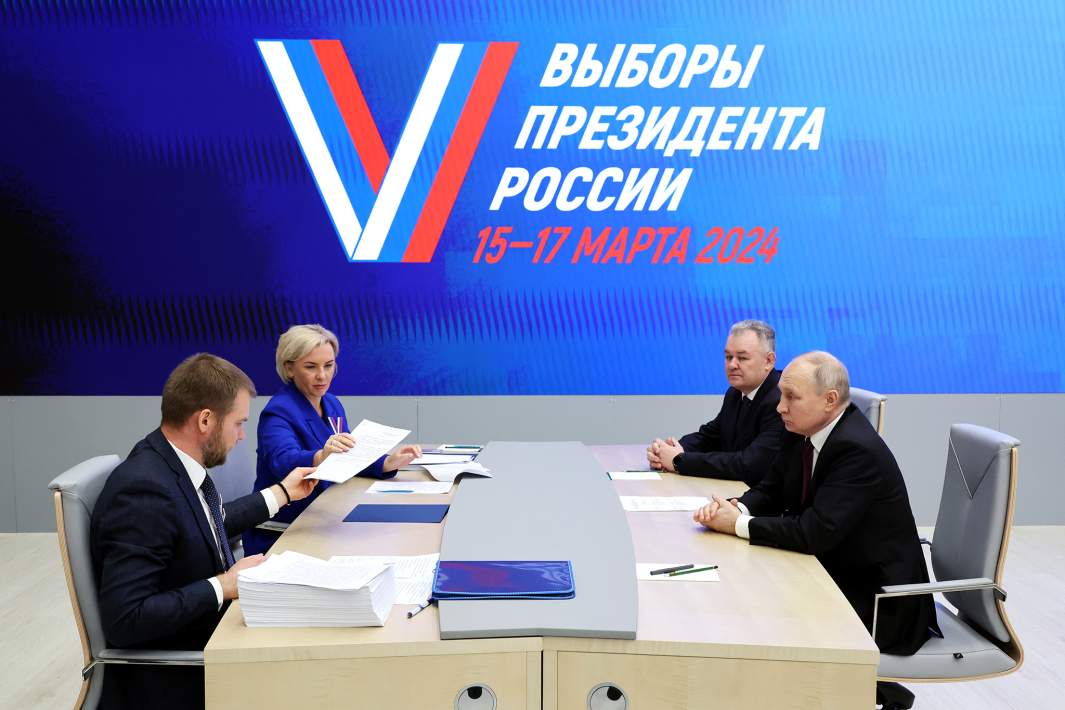 президент РФ Владимир Путин подает документы в Центральной избирательной комиссии РФ