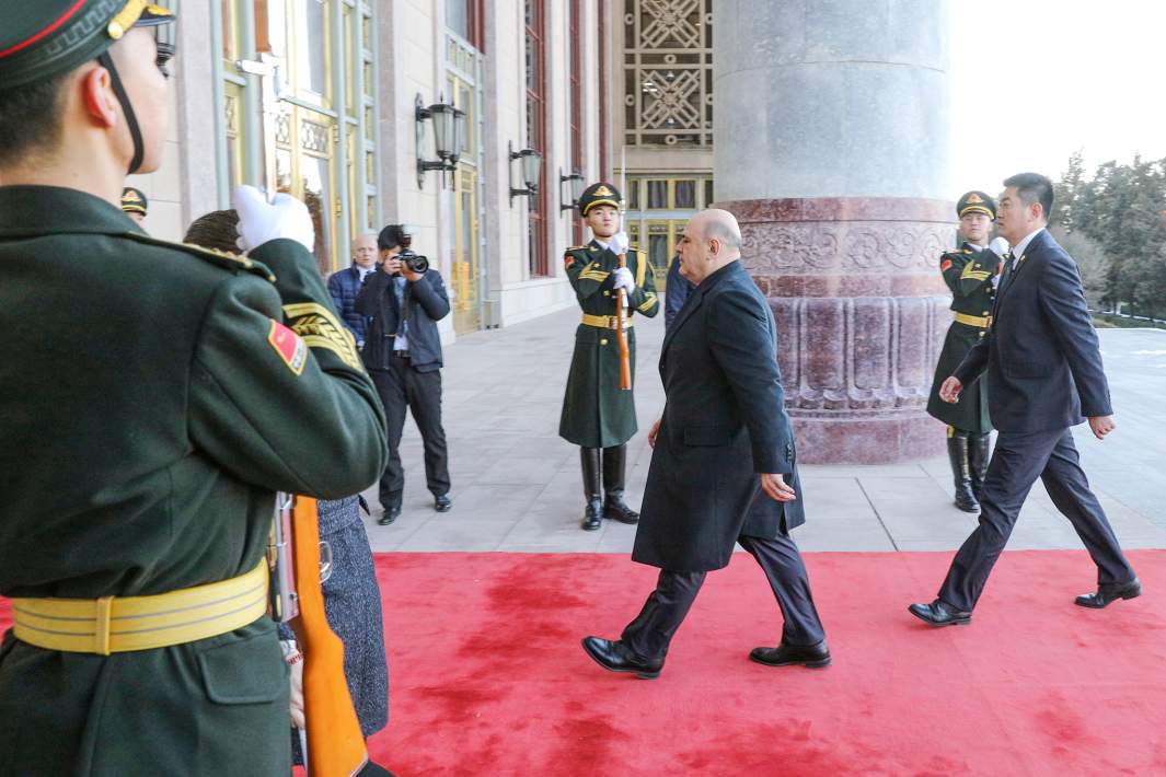 Председатель правительства РФ Михаил Мишустин проходит в Дом народных собраний, где пройдет 28-й регулярная встреча глав правительств России и Китая, 19 декабря 2023 года