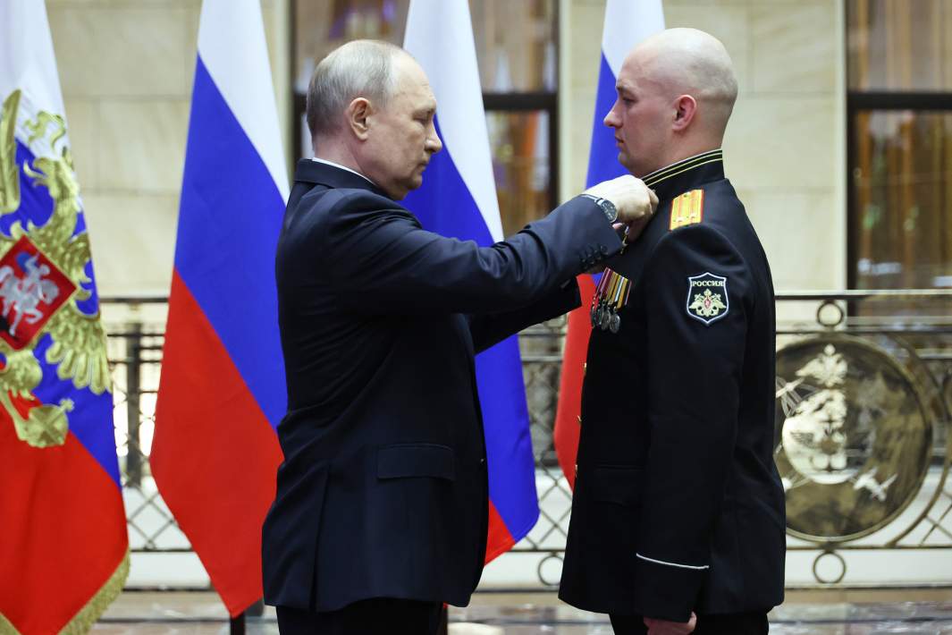 Владимир Путин вручает медаль «Золотая Звезда» Герою Российской Федерации подполковнику Сергею Ирхину