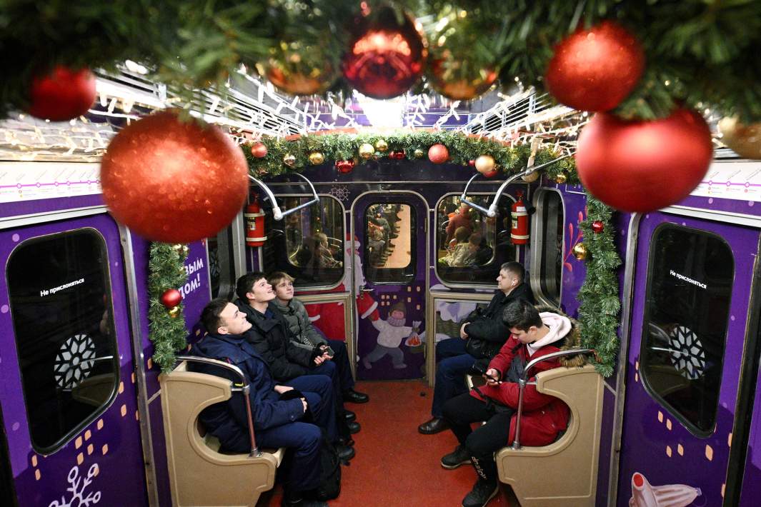 Пассажиры в вагоне Новогоднего поезда 