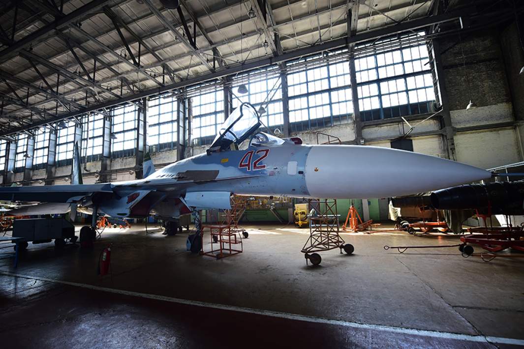 Истребитель Су-27 в цехе авиаремонтного завода Минобороны России