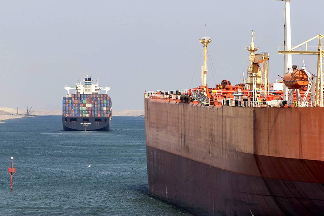 Нефтеналивной танкер и контейнеровоз во время прохождения Суэцкого канала