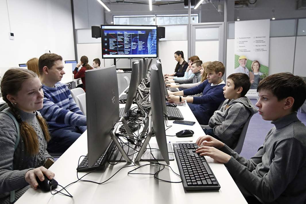подростки занимаются за компьютерами
