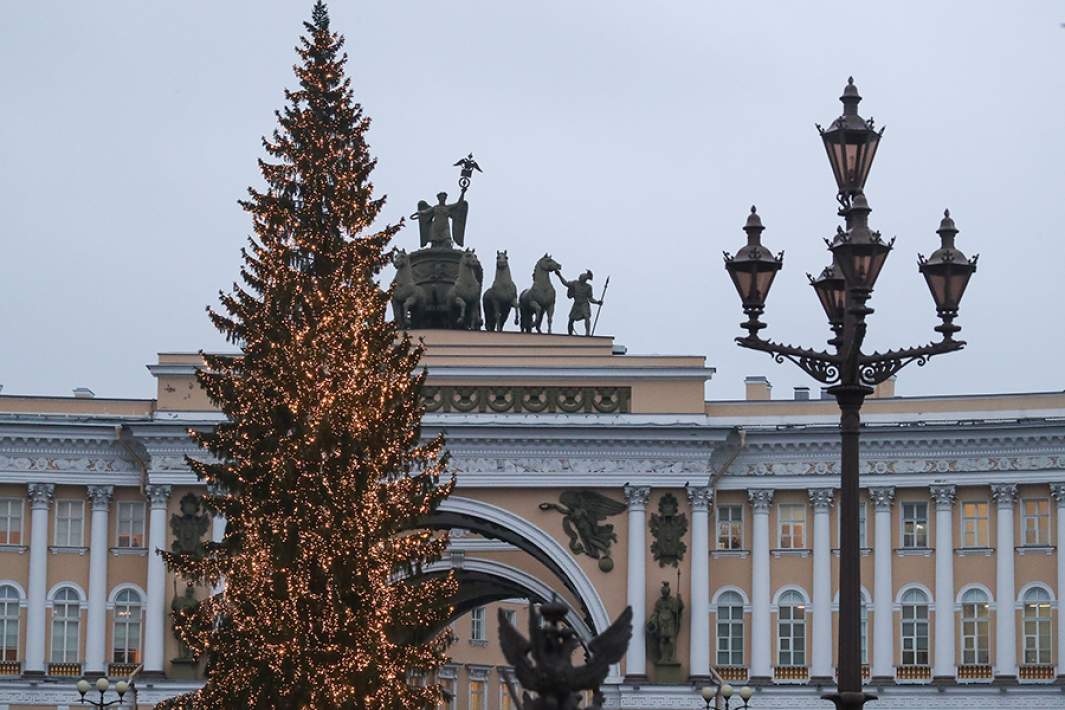  Во время украшения главной ели Санкт-Петербурга к новогодним праздникам на Дворцовой площади