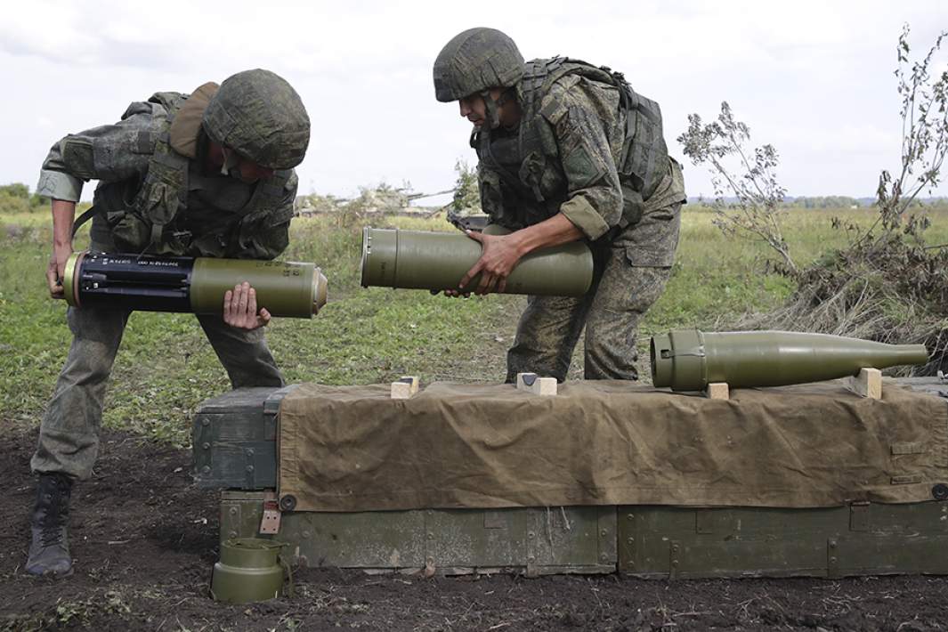 Военнослужащие собирают корректируемый артиллерийский боеприпас «Краснополь» во время учений артиллерийского подразделения общевойскового объединения Центрального военного округа на Юргинском военном полигоне