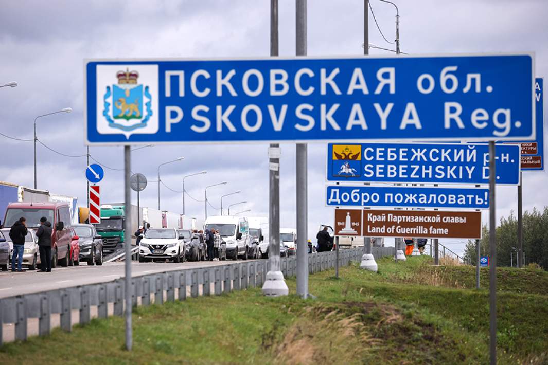 Очередь из автомобилей у международного автомобильного пункта пропуска «Бурачки» на границе России и Латвии в Себежском районе. 2022 год