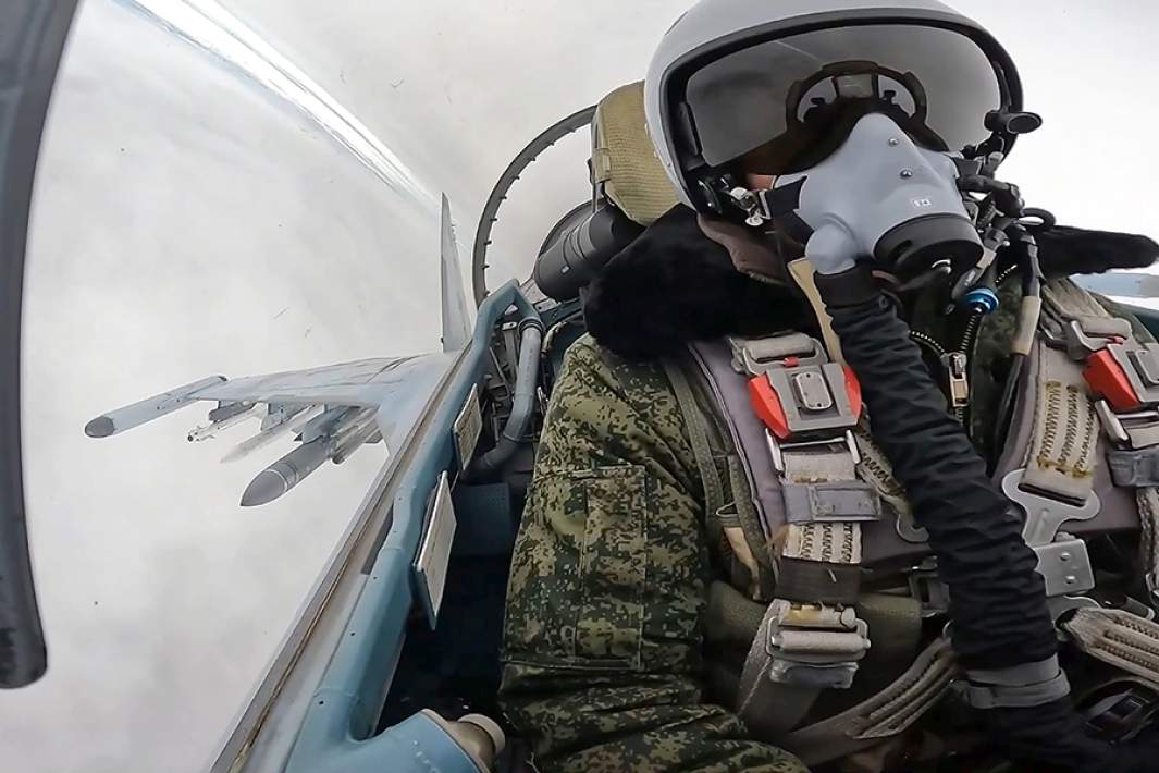 Летчик истребителя Су-35С во время боевого вылета в зоне спецоперации