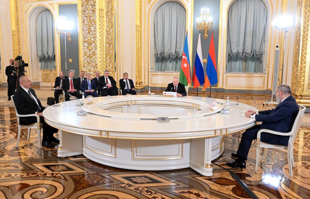 El presidente ruso Vladimir Putin (centro), el primer ministro armenio Nikol Pashinyan y el presidente azerbaiyano Ilham Aliyev (de izquierda a derecha en primer plano) durante una reunión en el Gran Palacio del Kremlin