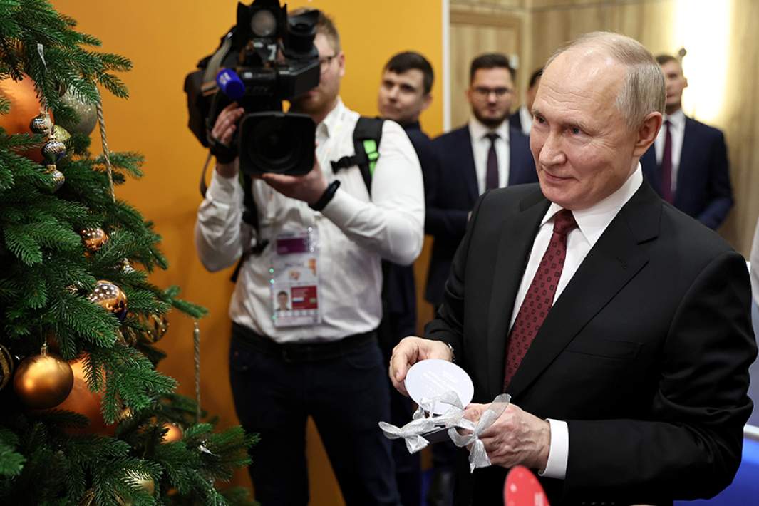 Владимир Путин во время благотворительной акции «Елка желаний» на выставке-форуме «Россия» на ВДНХ