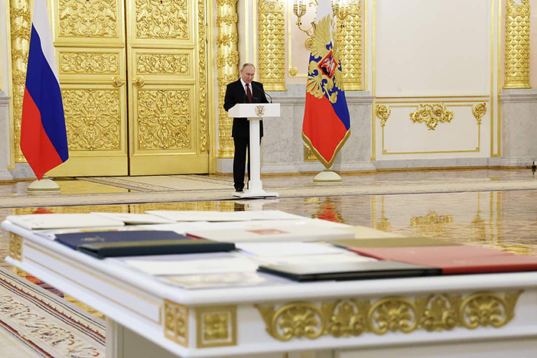 Владимир Путин во время выступления на церемонии вручения верительных грамот чрезвычайными и полномочными послами 21 иностранного государства в Александровском зале Большого Кремлевского дворца