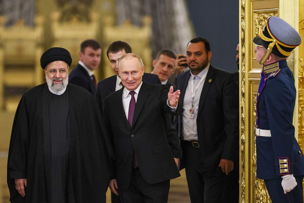 Президент РФ Владимир Путин и президент Ирана Эбрахим Раиси (справа налево) во время встречи в Кремл