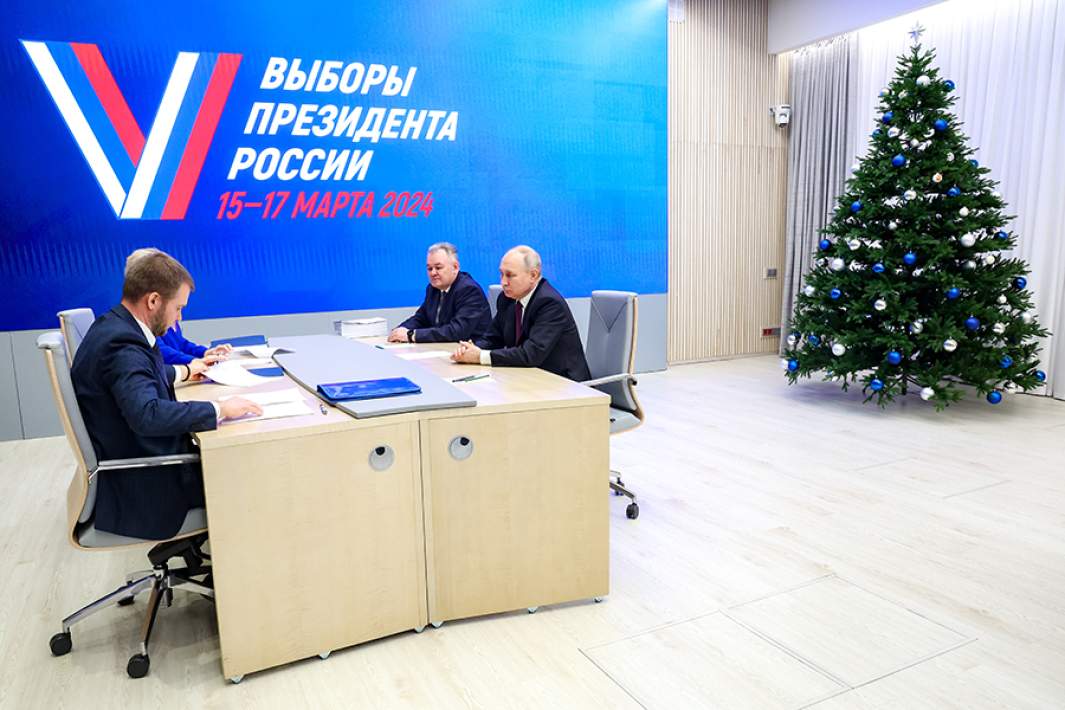 Владимир Путин во время подачи документов для регистрации кандидатом на пост президента РФ в Центральной избирательной комиссии РФ