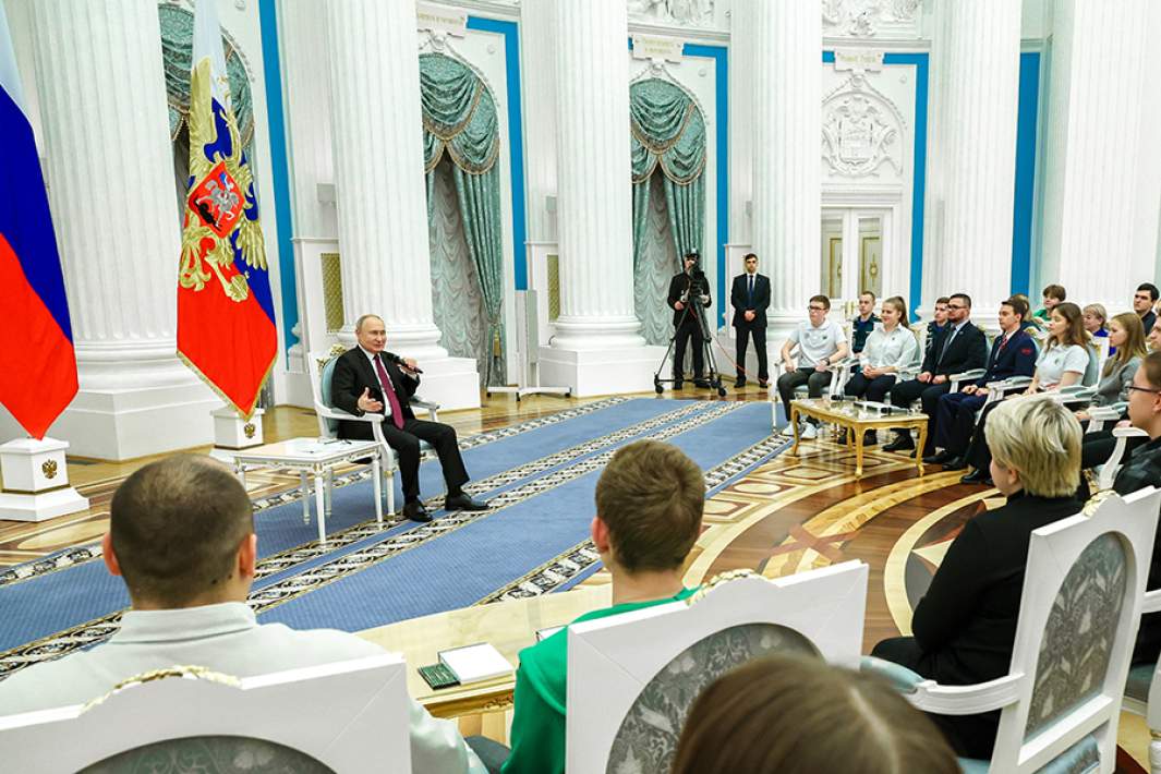 Владимир Путин во время встречи с победителями и наставниками Всероссийского чемпионата по профессиональному мастерству «Профессионалы» в Кремле