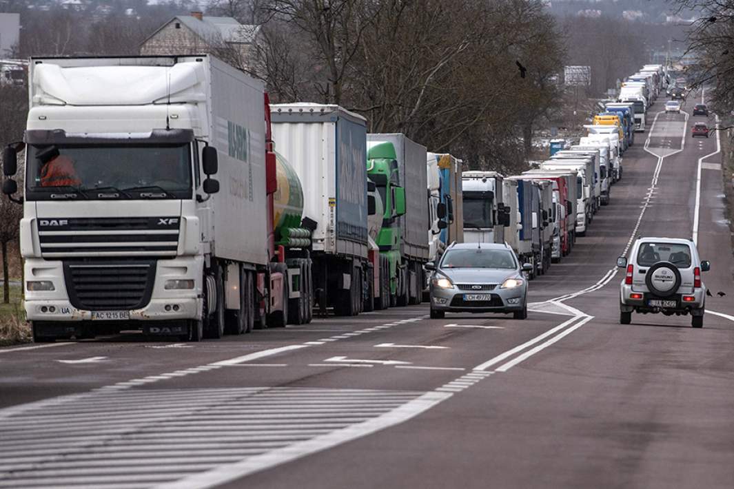 Очередь из грузовых машин на границе Польши с Украиной