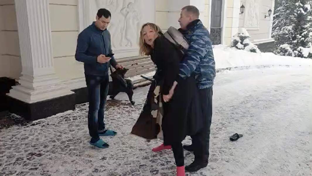 Момент нападения на корреспондента «Известий» Наталию Графчикову