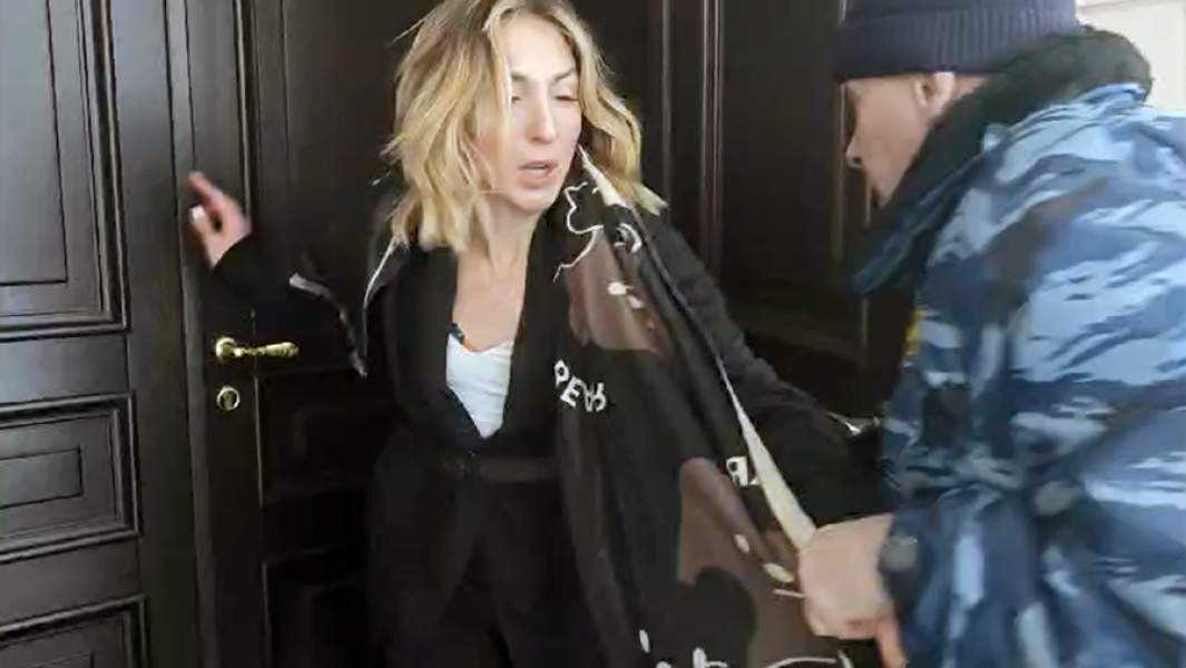 Момент нападения на корреспондента «Известий» Наталию Графчикову