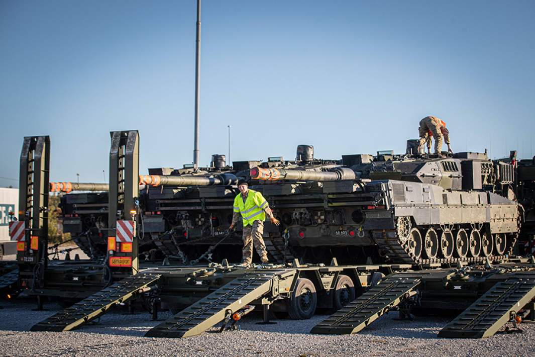 Танки Leopard 2A7, подготовленные для отправки в Эстонию