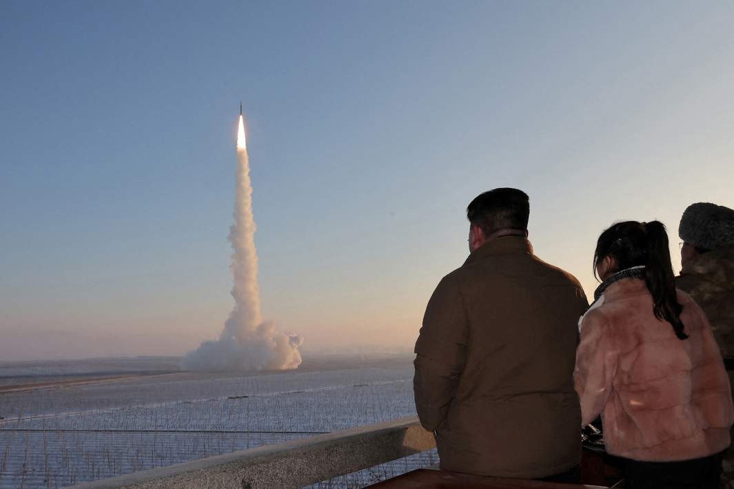 Северокорейский лидер Ким Чен Ын наблюдает за запуском межконтинентальной баллистической ракеты «Хвасон-18»