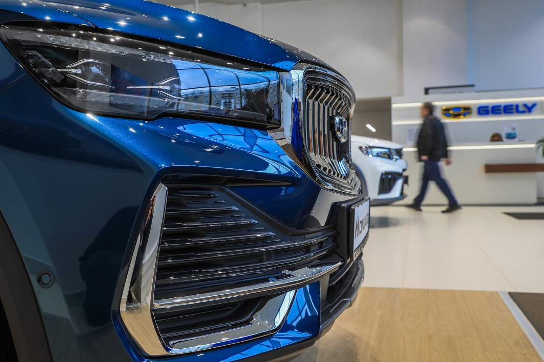 Geely продолжают выпускать. Что изменилось на заводе "БелДжи" за год?