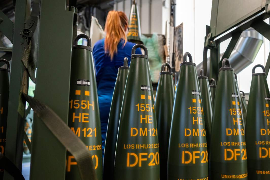 Производство 155-миллиметровых артиллерийских снарядов на заводе концерна Rheinmetall в Германии