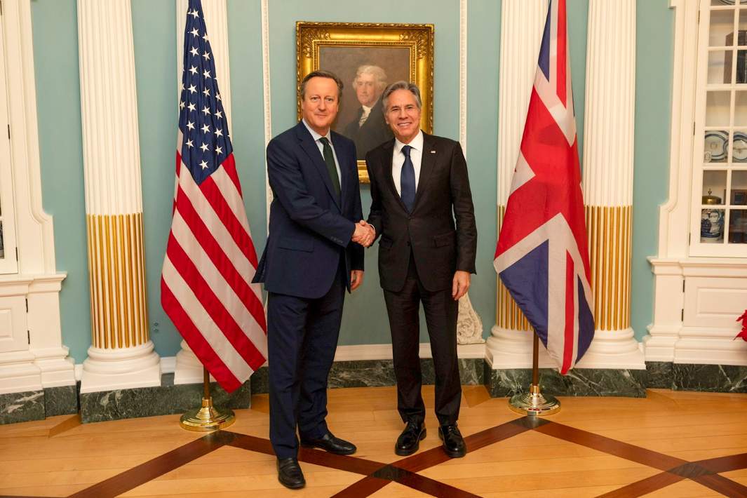Государственный секретарь США Энтони Блинкен, справа, приветствует нового министра иностранных дел Великобритании Дэвида Кэмерона на двусторонней встрече в Государственном департаменте, 7 декабря 2023 года в Вашингтоне