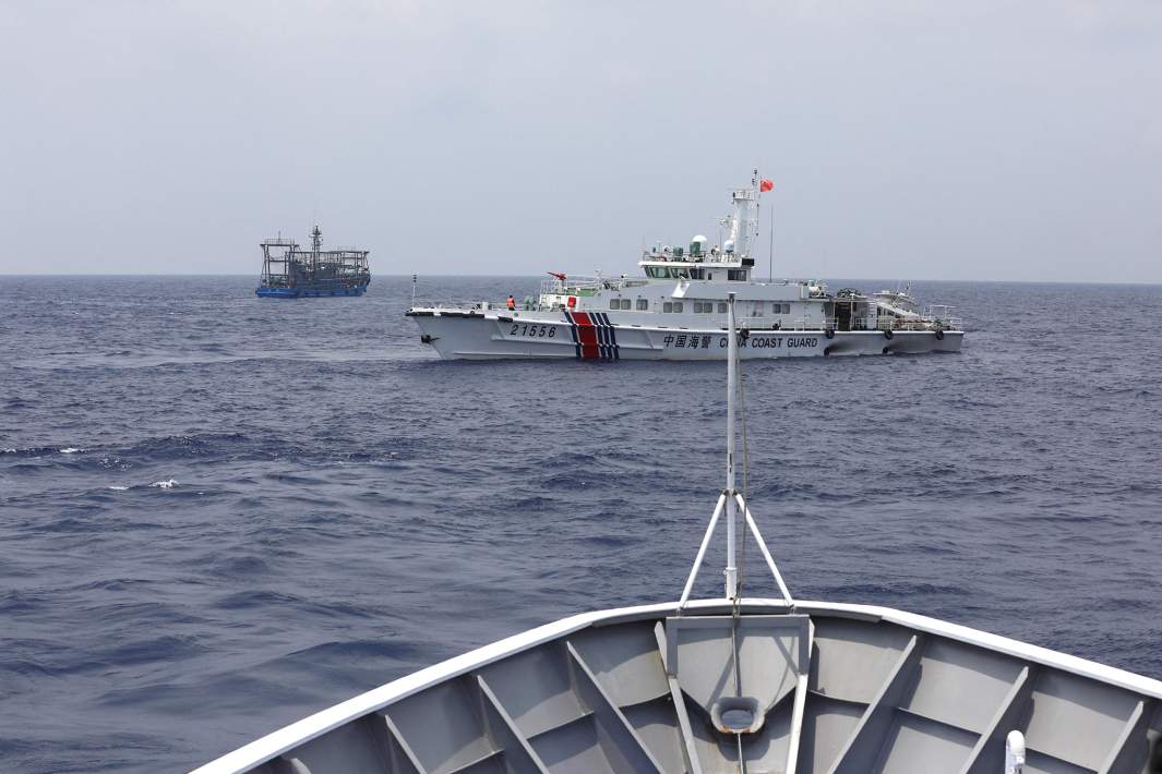 Корабль китайской береговой охраны блокирует корабль филиппинской береговой охраны, доставляющий запасы на стоящий на отмели Томаса форпост-корабль филиппинцев. 4 октября 2023 года