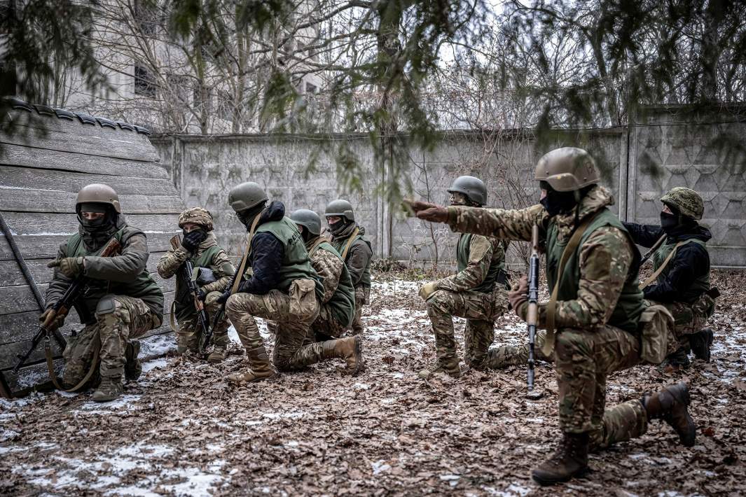 Soldados de las Fuerzas Armadas de Ucrania durante los ejercicios.