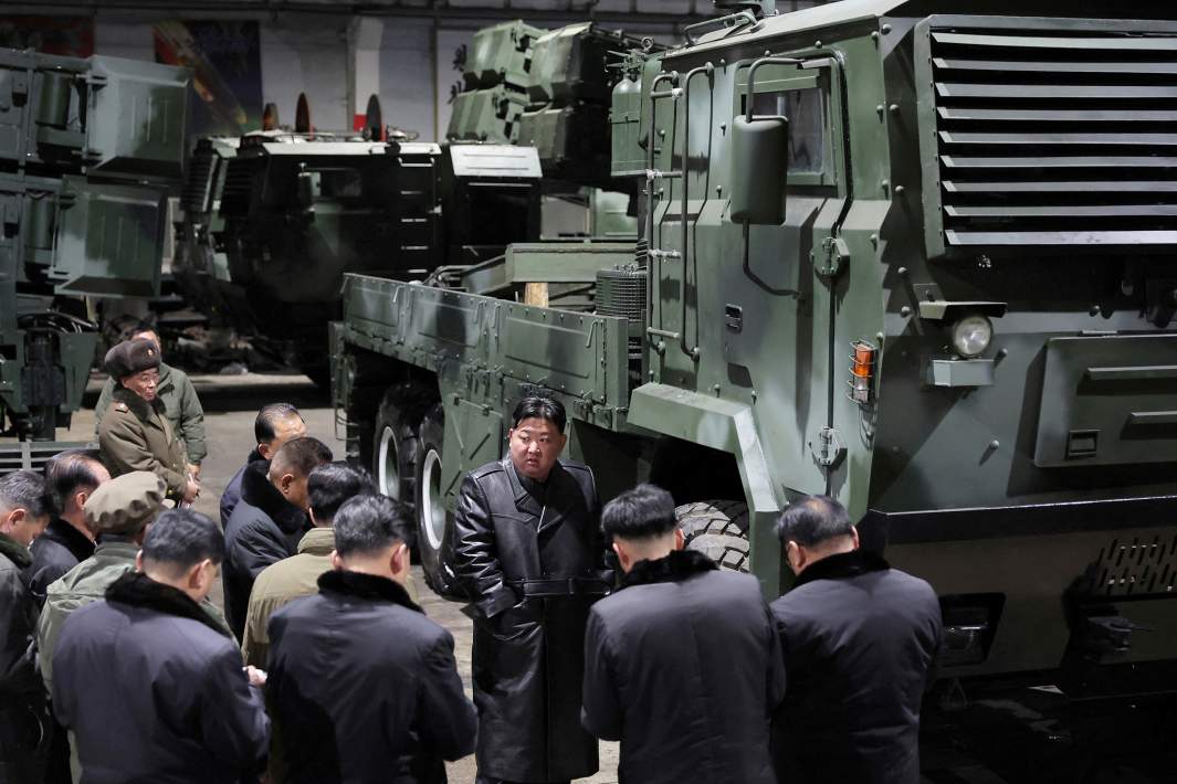 Северокорейский лидер Ким Чен Ын посещает завод по производству боеприпасов