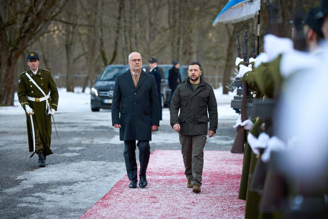Президент Украины Владимир Зеленский и президент Эстонии Алар Карис принимают участие в церемонии приветствия в Таллине, Эстония, 11 января 2024 года