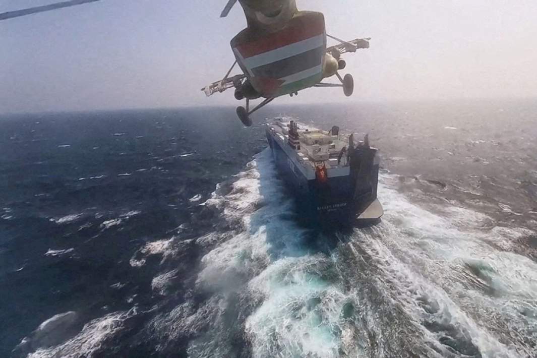 Военный вертолет хуситов пролетает над грузовым судном Galaxy Leader в Красном море