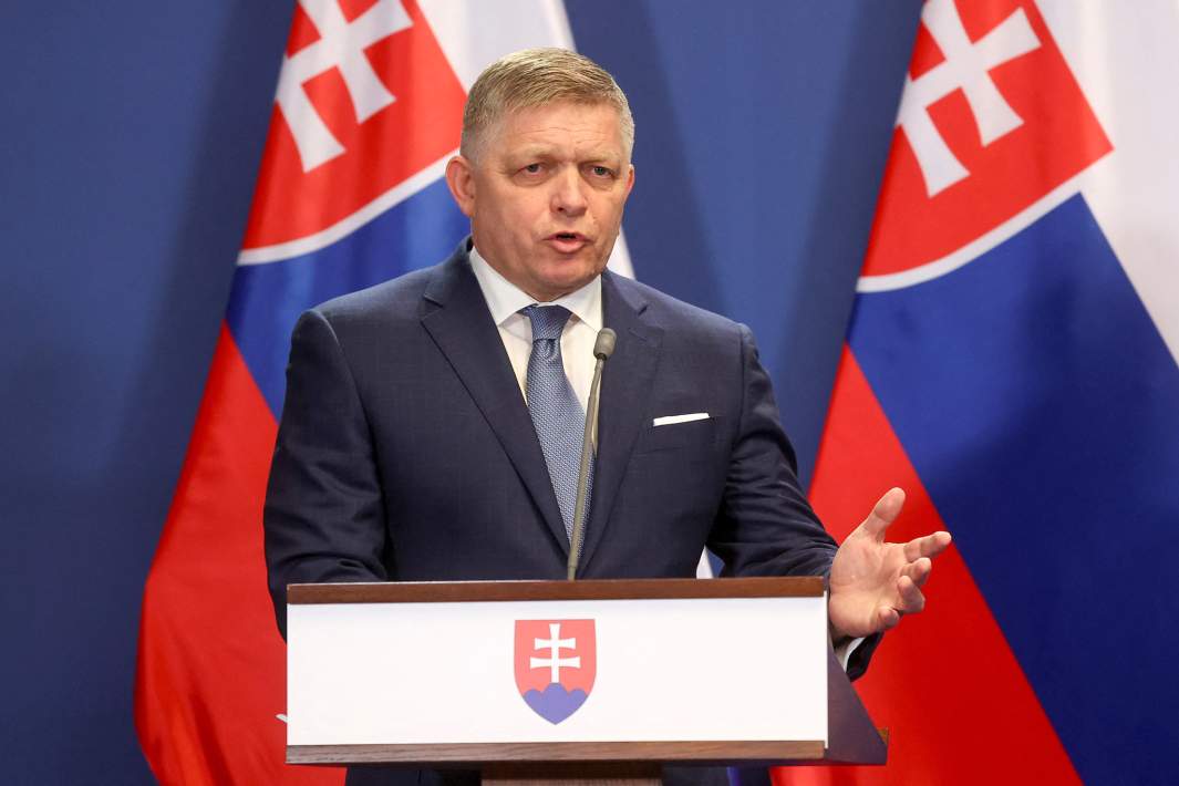 Премьер-министр Словакии Роберт Фицо выступает на совместной пресс-конференции с премьер-министром Венгрии Виктором Орбаном в Будапеште