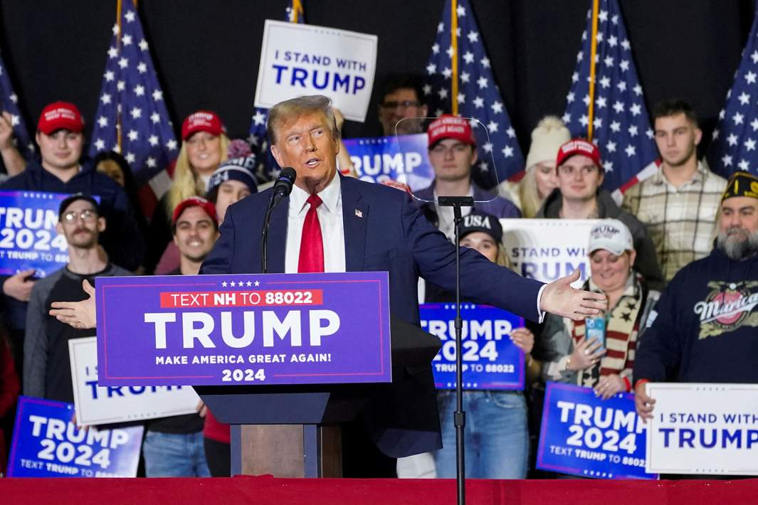 Кандидат в президенты от Республиканской партии и бывший президент США Дональд Трамп проводит предвыборный митинг в Нью-Гэмпшире в Манчестере, штат Нью-Гэмпшир