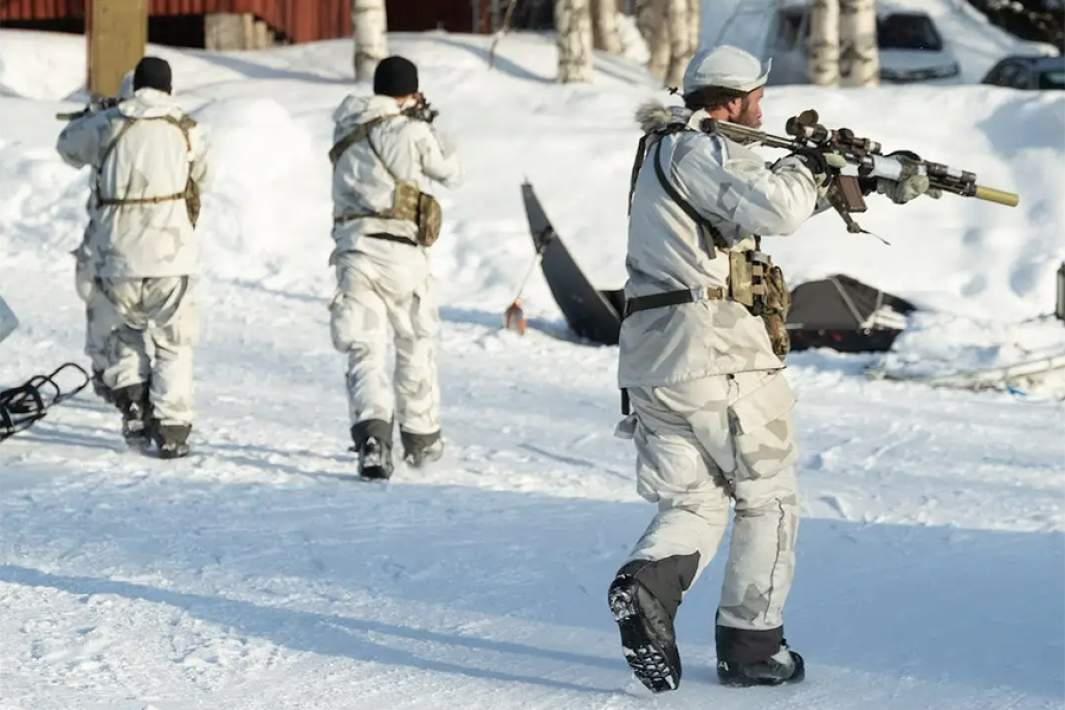 Подразделение американских «Зеленых беретов» во время тренировки на военной базе в Лапландии