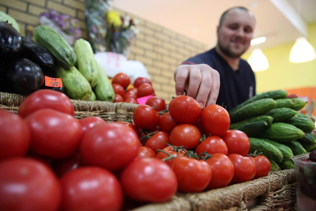 На счет урожая. Фото покупка огурцов и помидоров на рынке. Как завлечь покупателя на базаре помидоры.