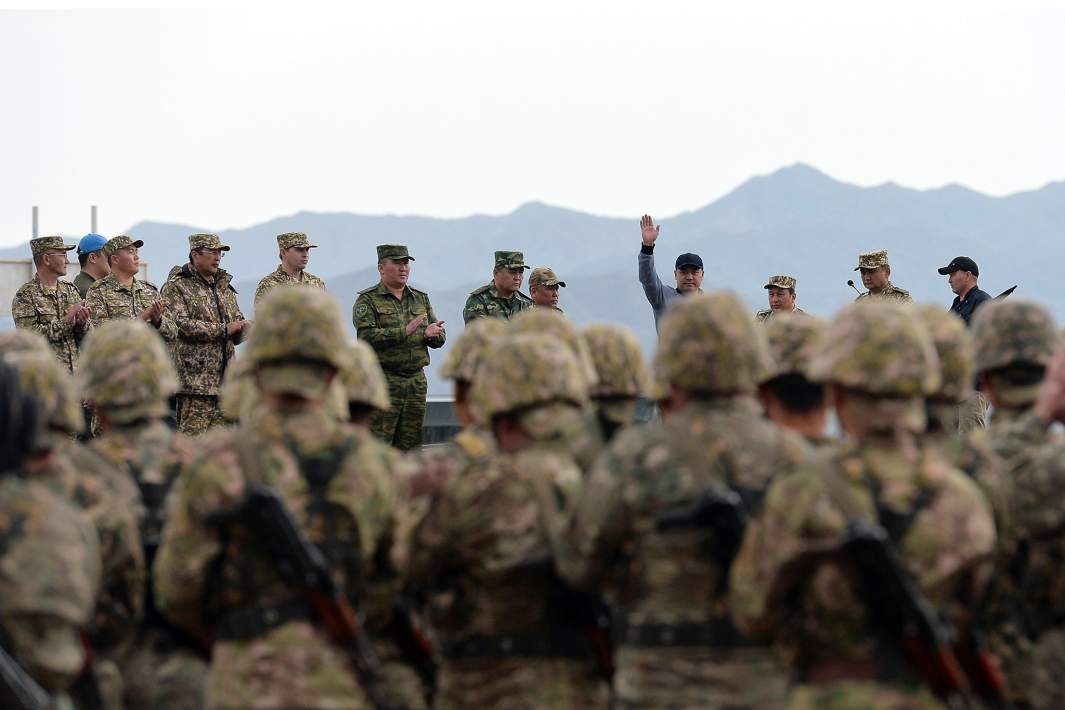 Президент Кыргызстана Садыр Жапаров обращается к солдатам во время визита Баткенскую область