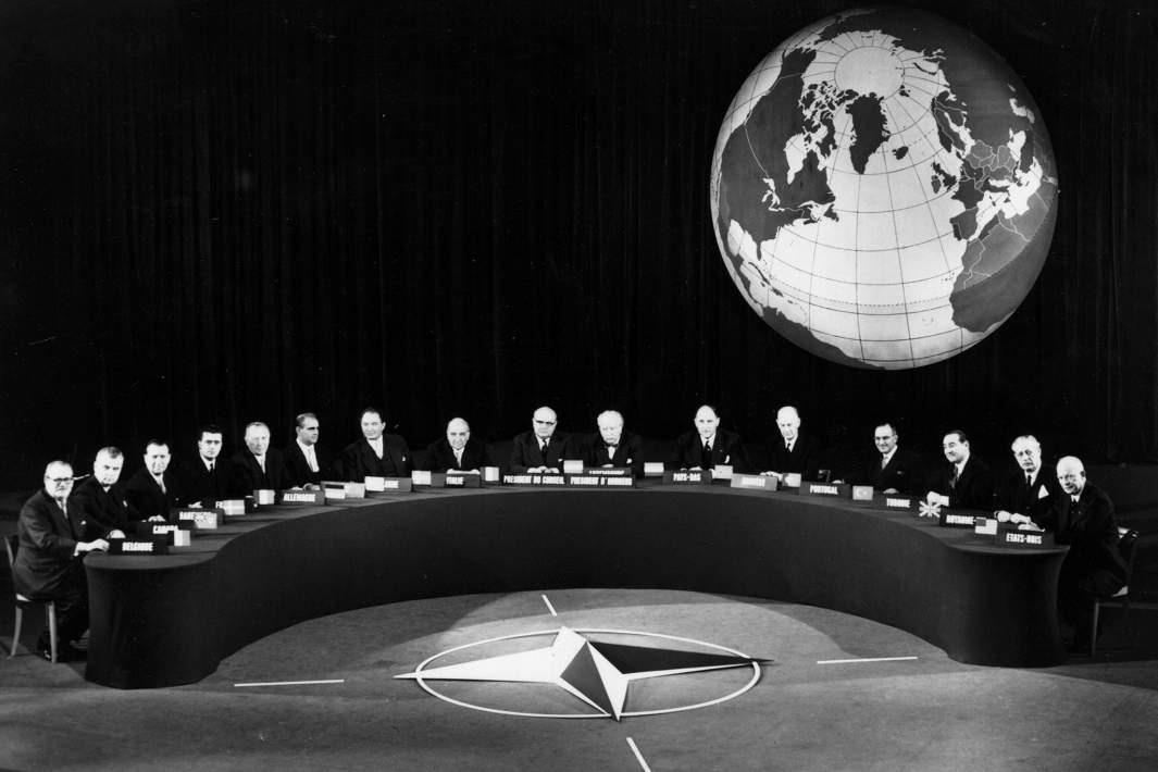 Делегаты на конференции НАТО в Париже, Франция, 1957 год