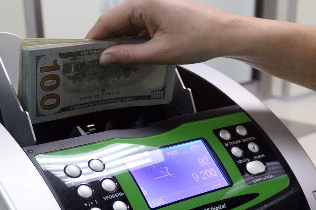 Счетчик банкнот в кассе по обмену валюты